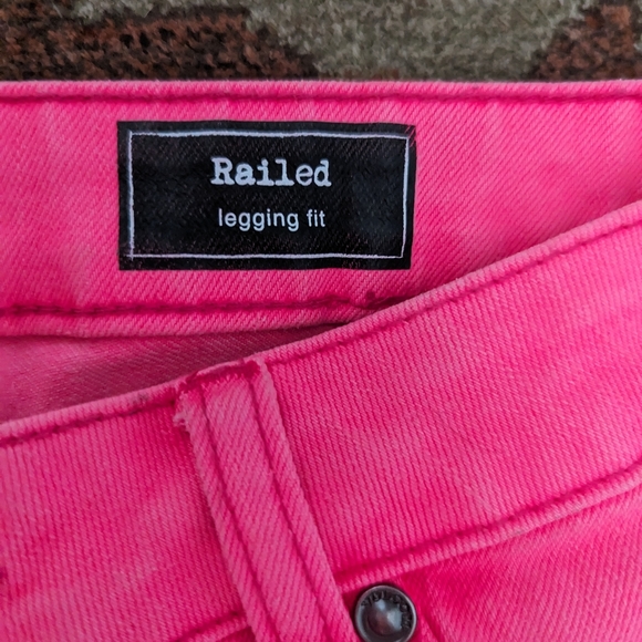 Volcom pink jeans with a legging fit. - Picture 4 of 5